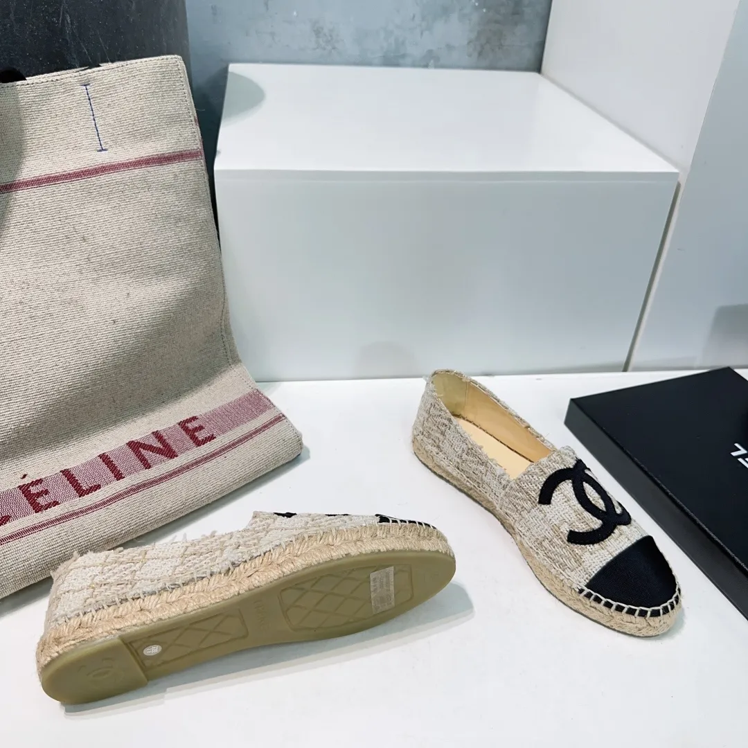 👟👟Ex-factory price 400👟👟 🌹🌹Top version🌹🌹 🌈🌈CHANEL🌟🌟Chanel's new hemp rope sole fisherman's shoes. 🔥🔥The upper is made of imported printed cloth, the inner pad is silk sheepskin, super soft sheep feet, and the original rubber-injected translucent rubber original color espadrille sole. 🐎Size: 35-40 (34, 41, 42 can be customized, non-refundable)